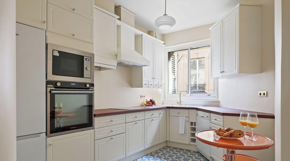 Une cuisine claire, moderne et bien agencée, avec une belle lumière naturelle et une ambiance chaleureuse.