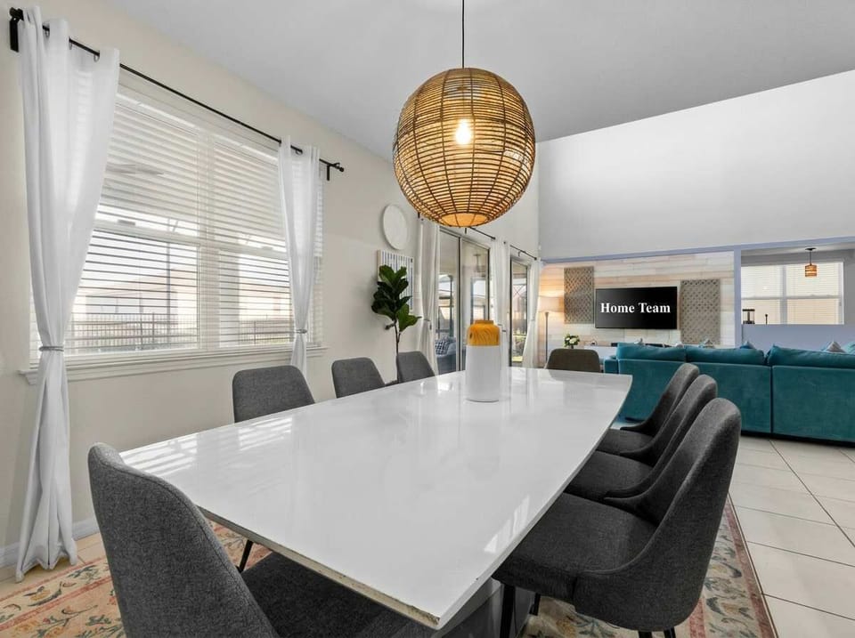 Natural light and coastal vibes. It’s the ideal spot for a sunny brunch or a cozy dinner under the glow.