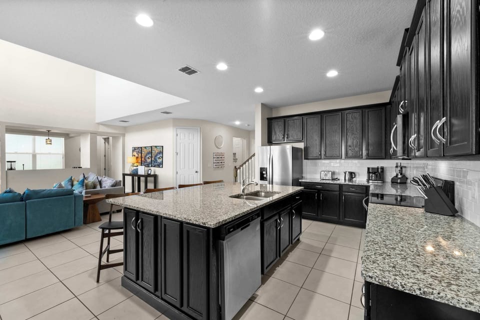 Spacious & Modern – Enjoy a well-equipped kitchen with premium appliances and ample cabinetry for all your cooking needs.