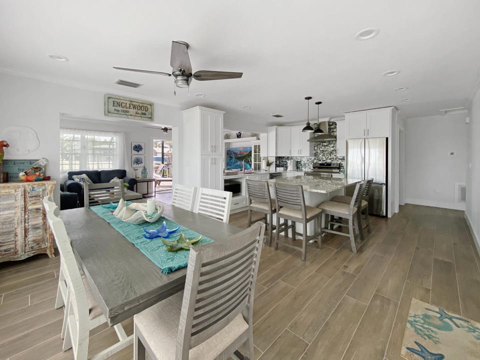 Open-concept dining and kitchen area perfect for family gatherings and entertaining.