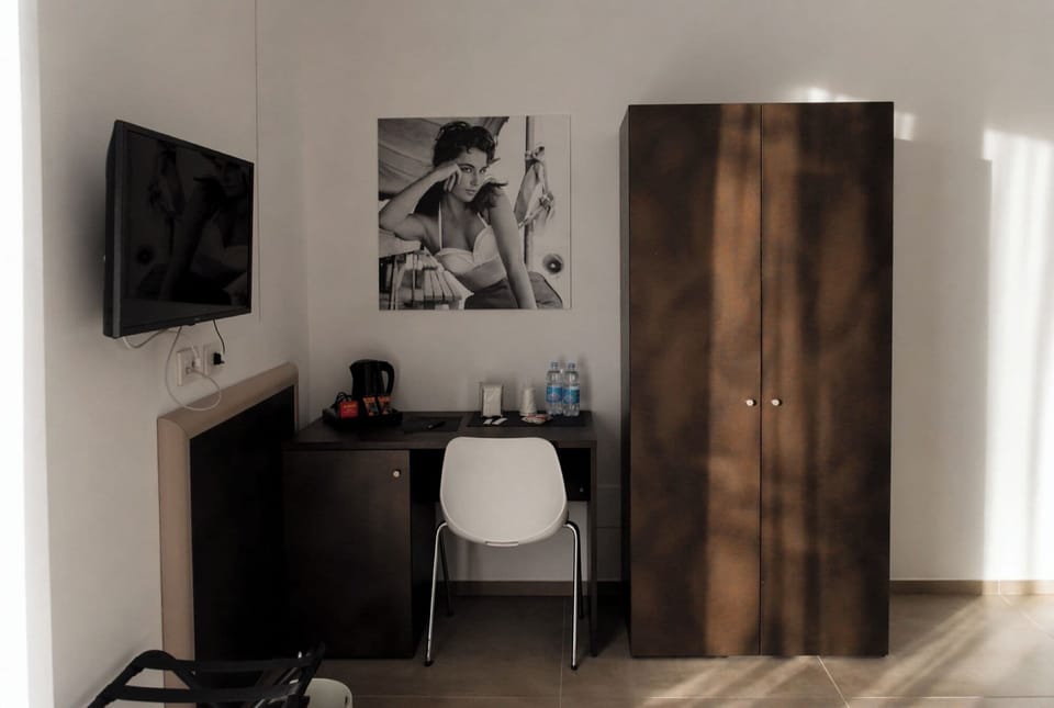 Double Room, 1 Double Bed, Ensuite, Sea View | Hypo-allergenic bedding, minibar, desk, free WiFi