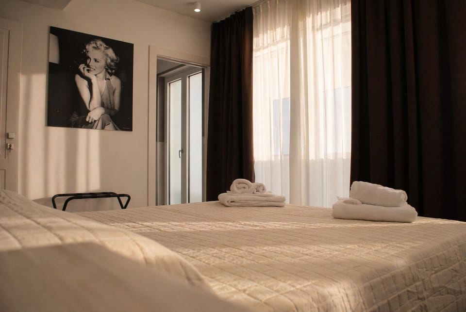 Double Room, 1 Double Bed, Ensuite, Sea View | Hypo-allergenic bedding, minibar, desk, free WiFi