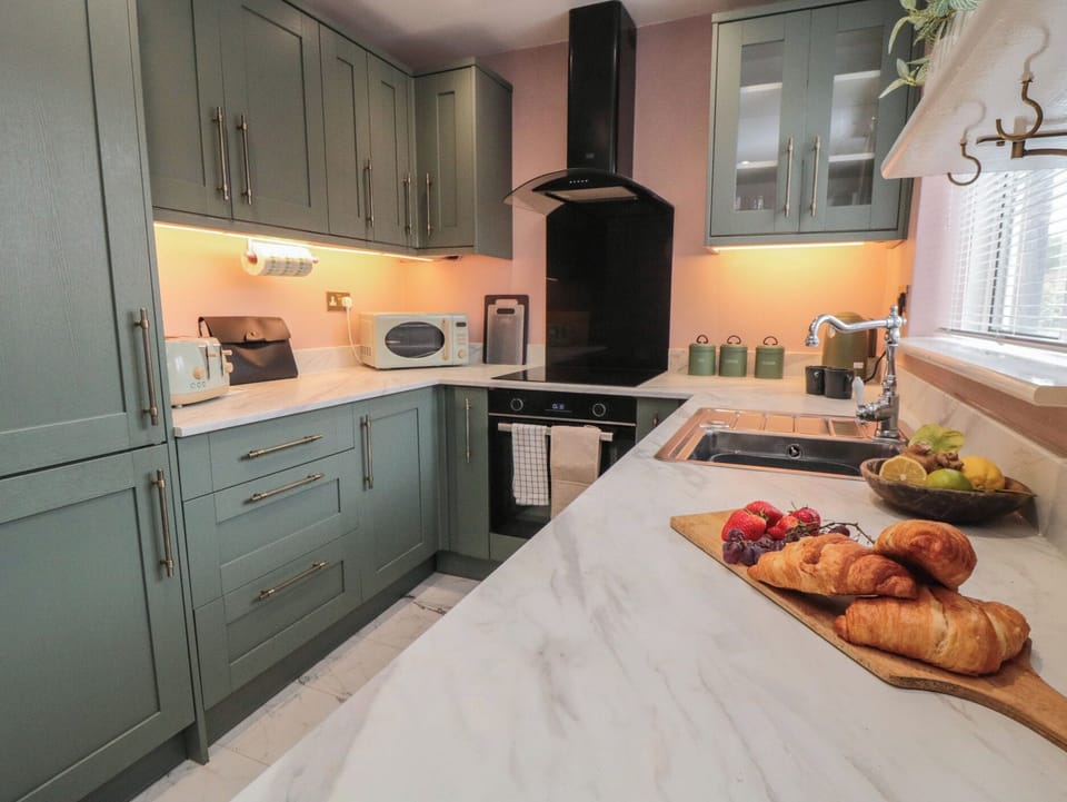 Cottage | Private kitchen | Cookware/dishes/utensils