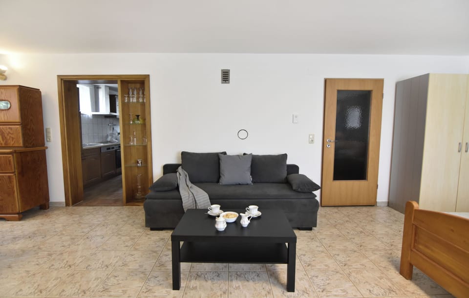 Apartment, 1 Bedroom, Garden View | Living room