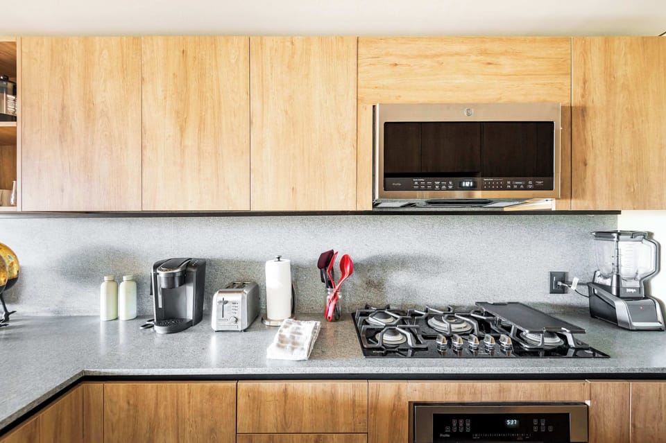 Cocina completamente equipada con estufa de gas y horno