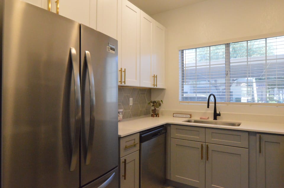 Fully stocked kitchen with free coffee pods, creamer, sugar and other spices. 