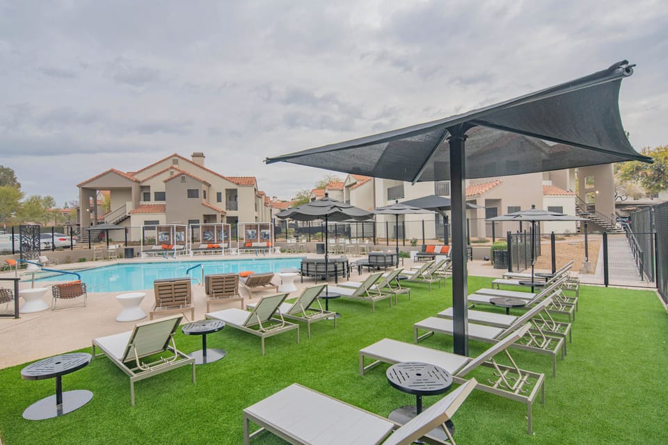 Heated pool with lots of seats and for sunbathing and relaxation. 
