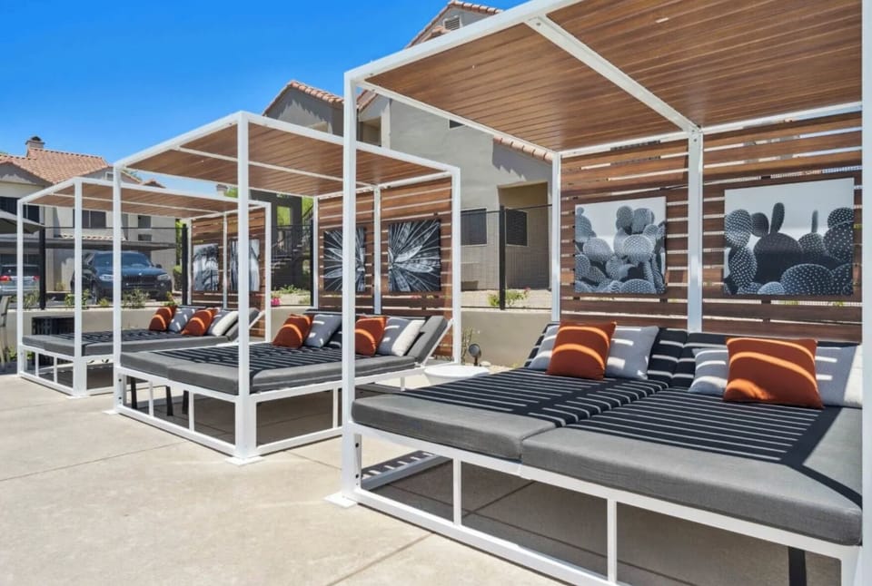 POOL LOUNGES