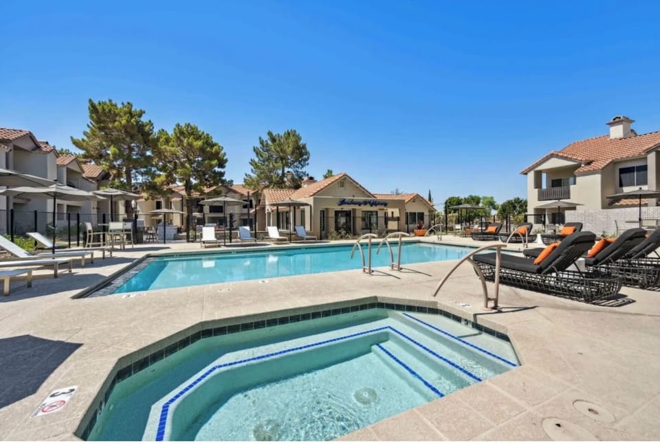 SECOND SWIMMING POOL WITH HOT TUB