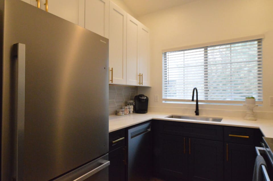 Fully equipped klitchen with oven, stove top, microwave and a fridge. 