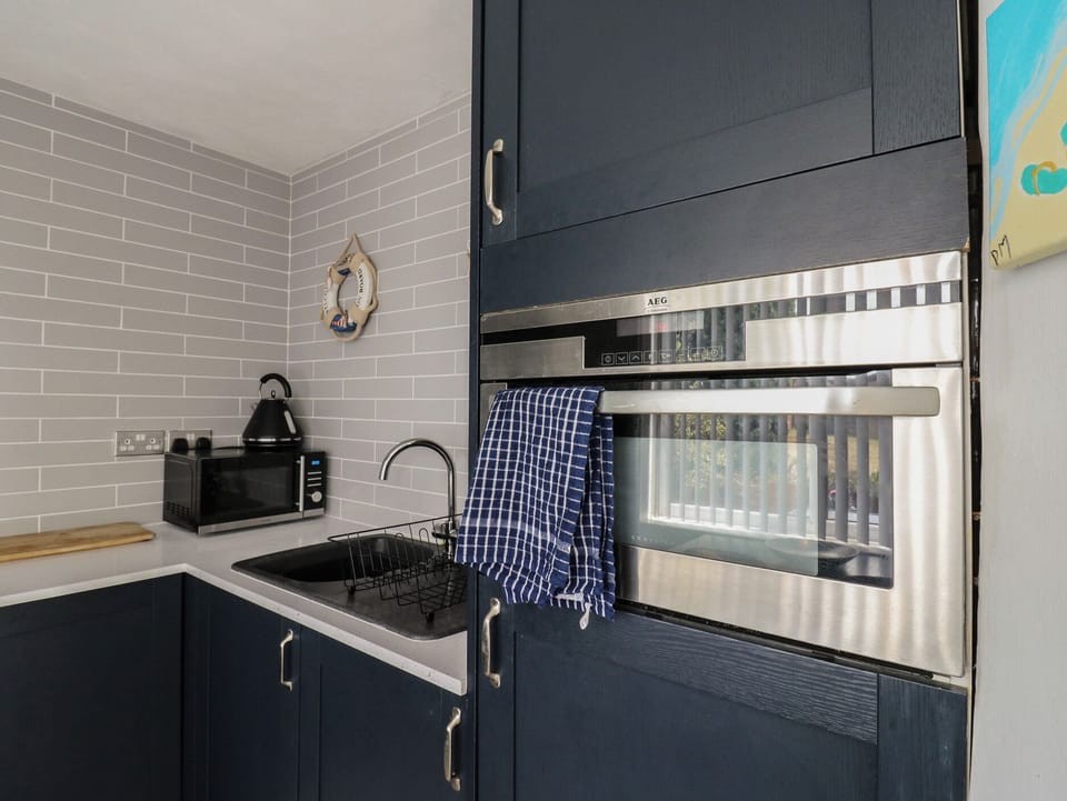 Cottage | Private kitchen | Cookware/dishes/utensils