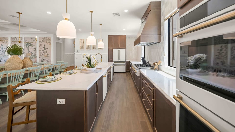 Chef's Kitchen - Island top dining - Butler's pantry