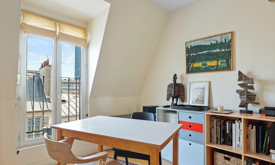 Un espace de travail calme et lumineux, parfait pour se concentrer ou se détendre.