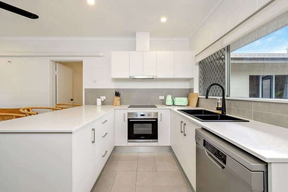 When you’re not sampling the waterfront restaurants, you’ll find all you need in the modern kitchen to prepare meals at home, plus a dishwasher for easy clean-up.
