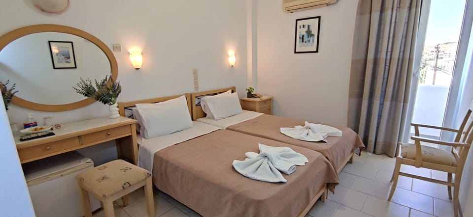 Classic Twin Room, Balcony, Courtyard View | Free minibar, desk, laptop workspace, free rollaway beds