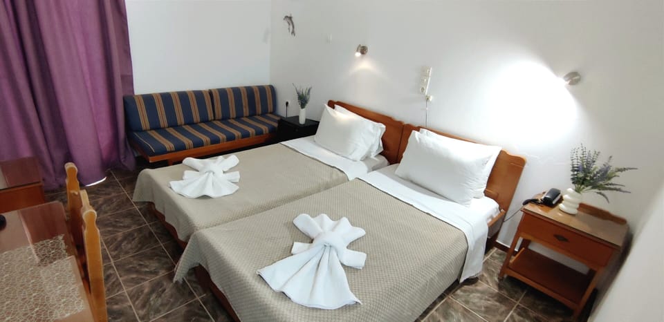 Classic Twin Room, Balcony, Courtyard View | Free minibar, desk, laptop workspace, free rollaway beds