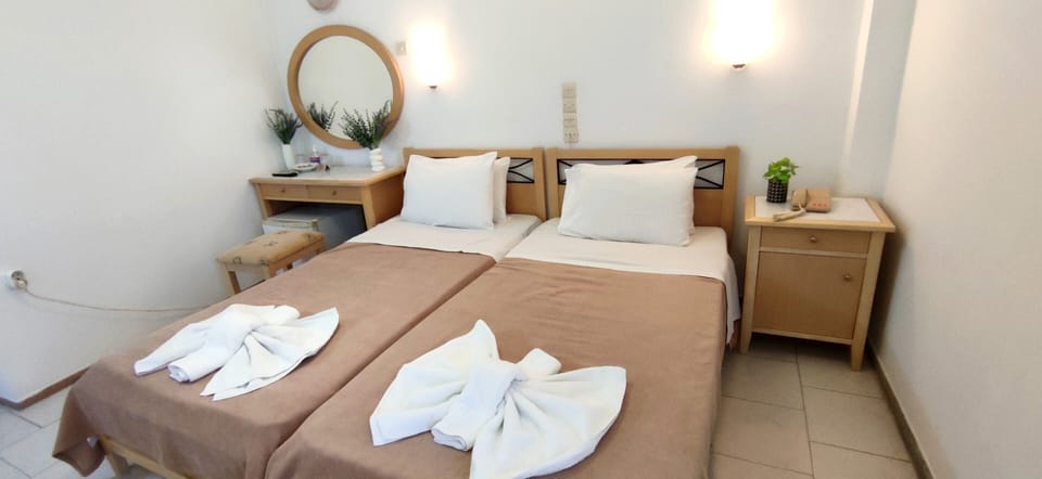 Classic Twin Room, Balcony, Courtyard View | Free minibar, desk, laptop workspace, free rollaway beds