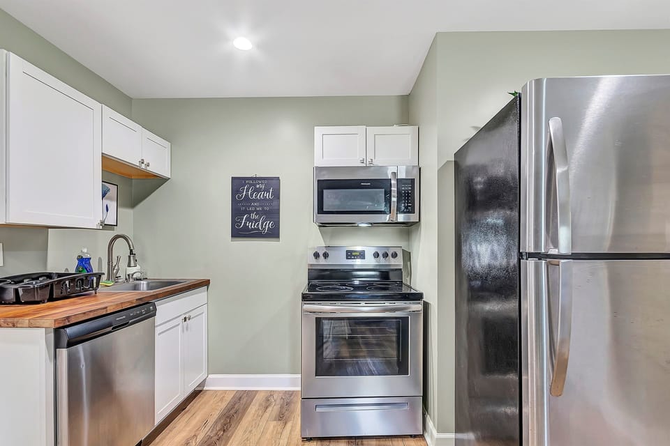 This kitchen setup keeps everything within reach, with a practical layout that makes cooking and cleanup feel easy and straightforward.