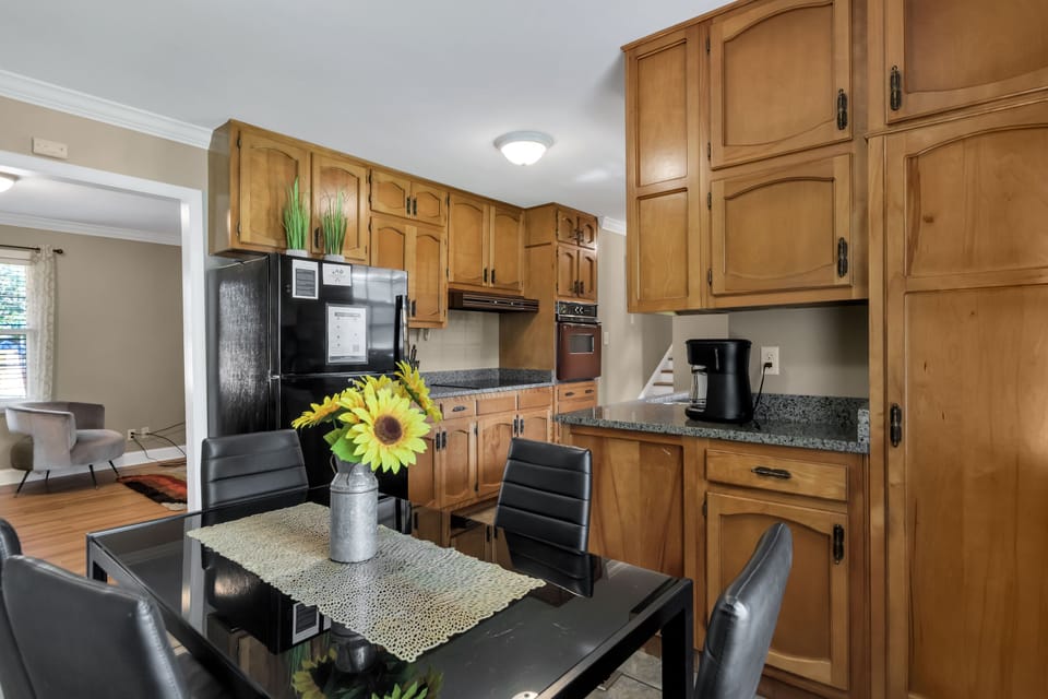 Enjoy this bright dining space right off the kitchen, with a table for six that makes it easy to eat, laugh, and spend time together.