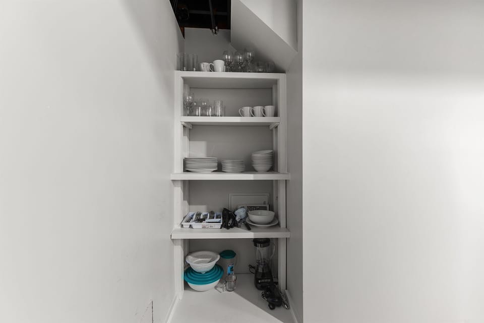 Open shelving keeps things simple and accessible—grab a plate, pour a cup, and settle in like you’ve been here before.