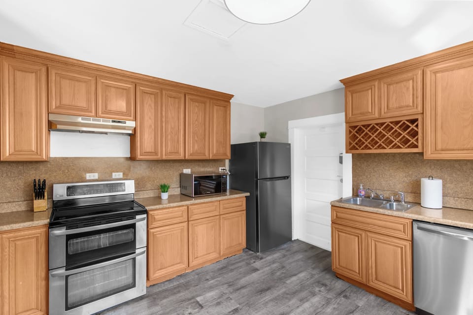 Whether you're cooking for one or a group, the large kitchen provides the space and layout you need to make it easy.