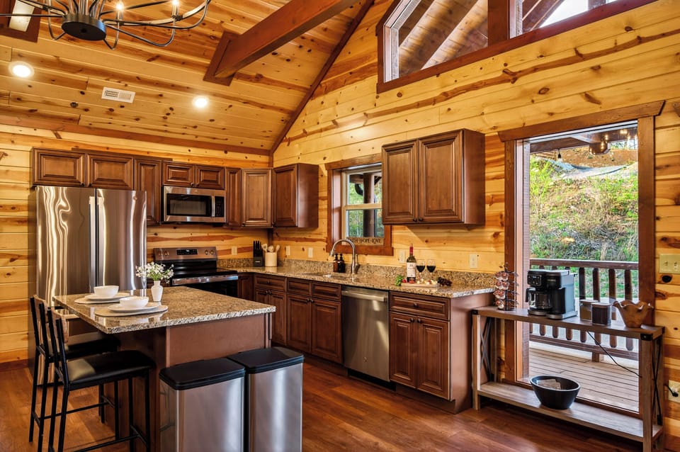 Superior Cabin, Mountain View | Private kitchen | Full-size fridge, microwave, oven, stovetop