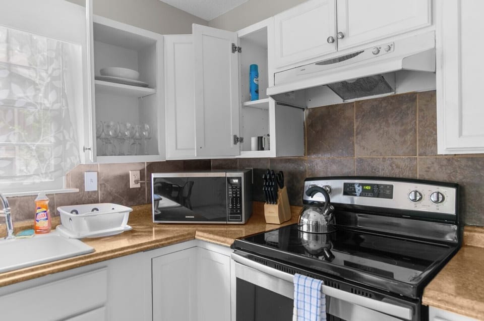 Whether you’re cooking for a group or just grabbing a quick bite, this kitchen offers a seamless experience—complete with coffee to get you going and everything you need within reach.