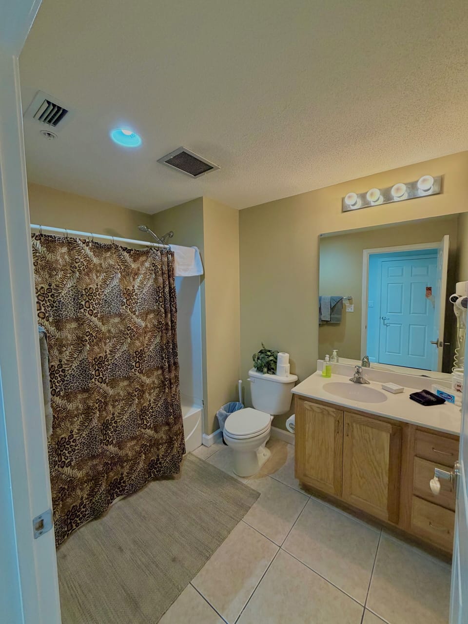 2nd bathroom with bathtub