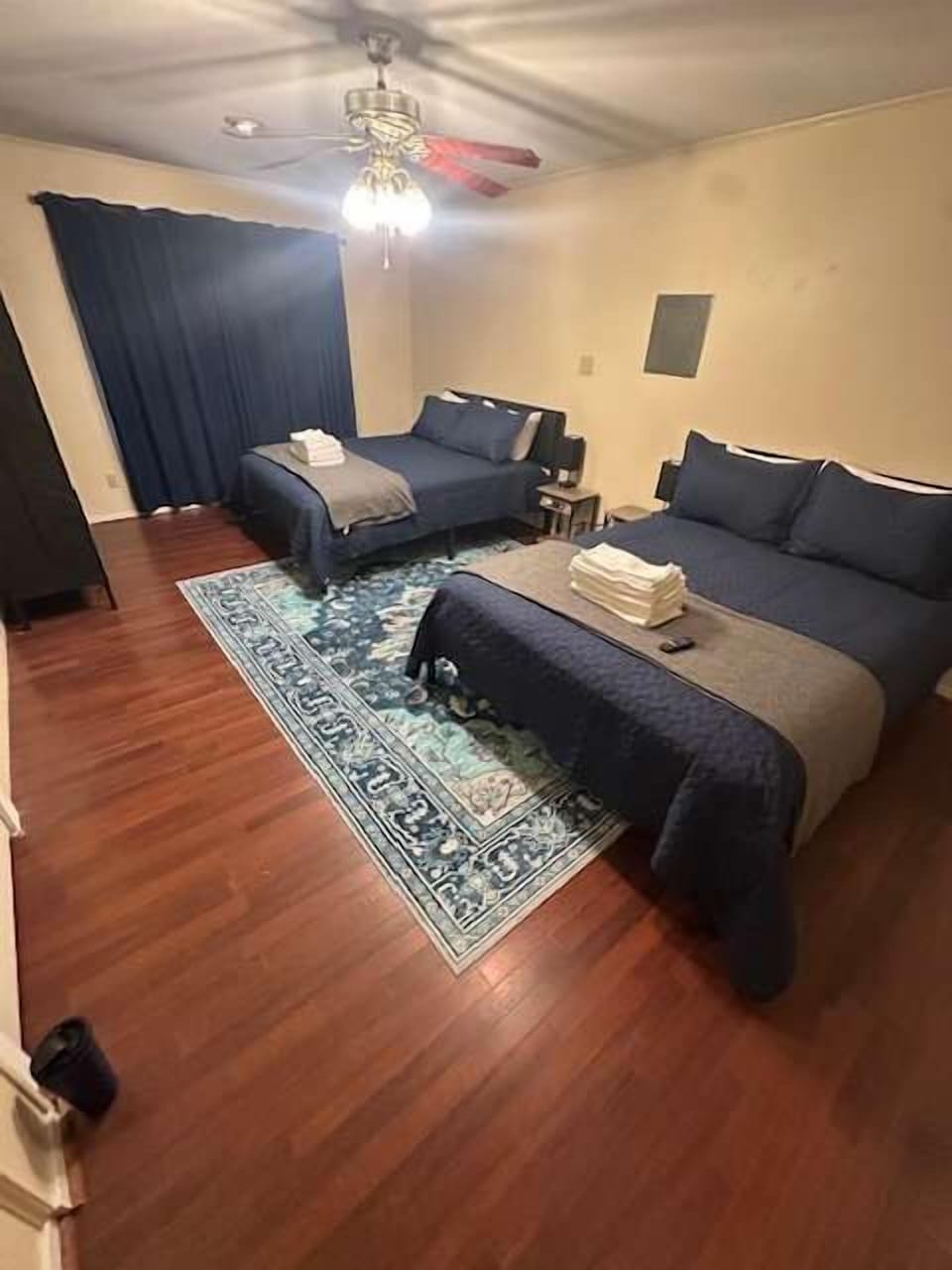 2 queen beds w/roku tv