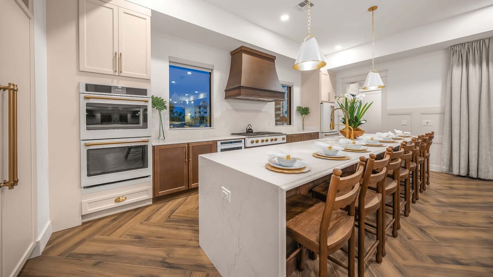 Chef's Kitchen - Island dining for 7