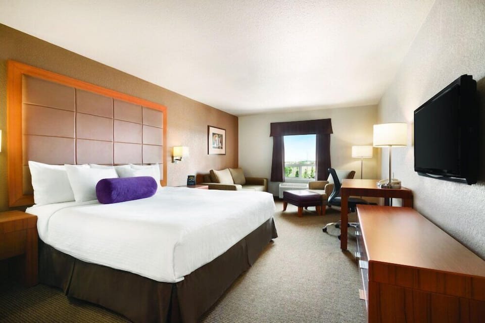 Desk, blackout drapes, iron/ironing board, free WiFi