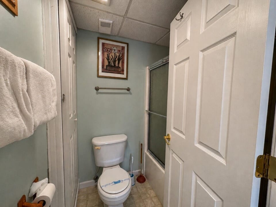 Enjoy the convenience of a private en-suite bathroom, complete with everything you need for a comfortable and stress-free stay.