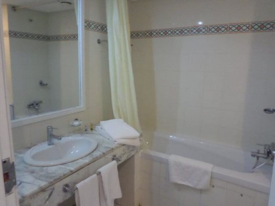 Basic Double Room | Bathroom | Combined shower/tub, free toiletries, hair dryer, towels