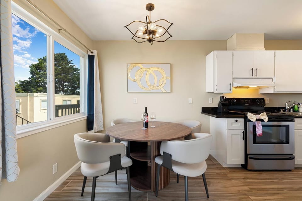 Family Apartment, 2 Bedrooms, Balcony, Ocean View | Dining room