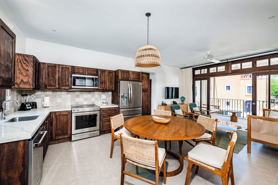 Kitchen with dining table
