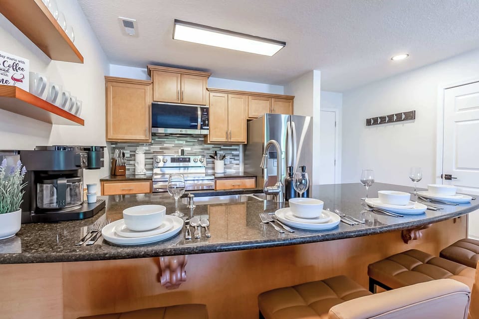 Dining Area w breakfast bar