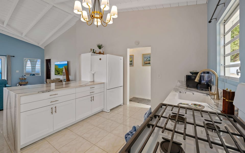 Full kitchen with all the essentials to make a great meal right at home