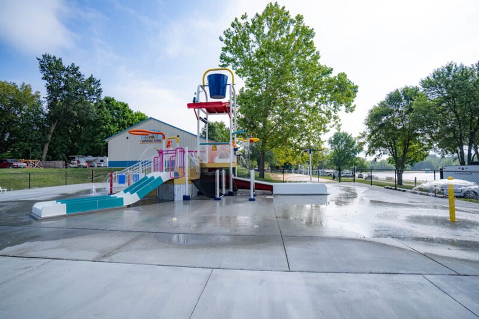 Stroll across spacious decks to the kids’ splash area.