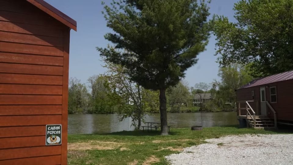 Soak up lakeside calm with open views and shade.