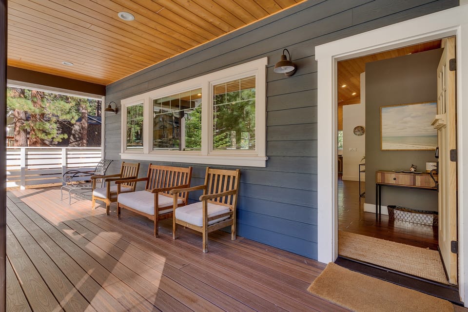 Covered lanai w/ outdoor seating, perfect for slow mornings surrounded by towering pines