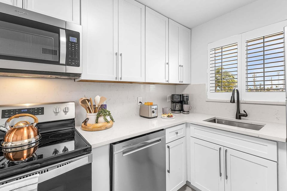 Fully Equipped Kitchen With Keurig And Regular Coffee Maker
