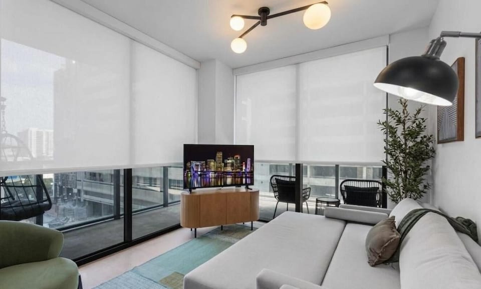 Modern 2BR Downtown  Rooftop + Premium Amenities (9957)