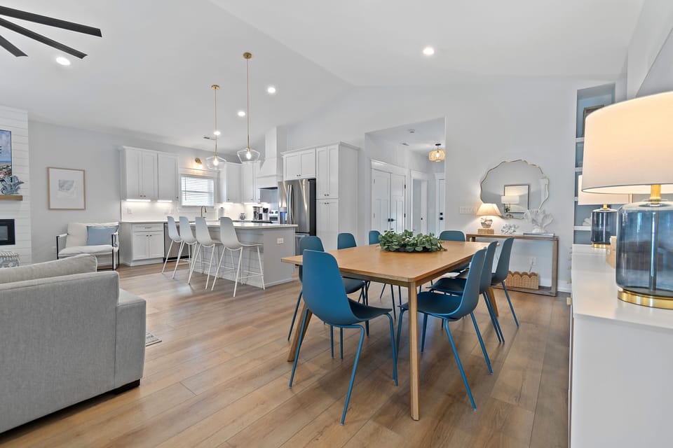 Living and Dining Area w Vaulted Ceilings