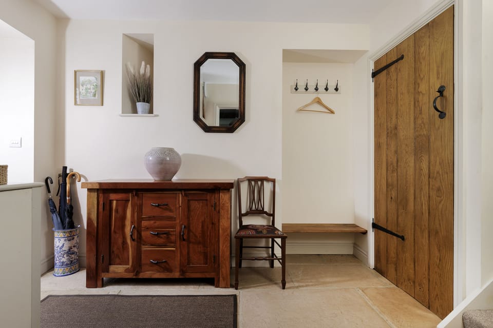 Toms End - Welcoming entrance hall leading to the cloakroom