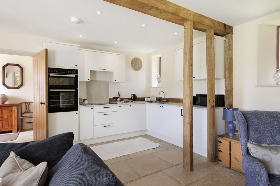 Toms End - Well-equipped kitchen with an electric oven and induction hob