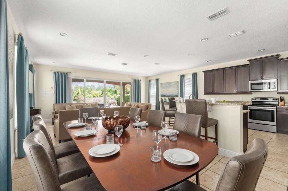 Open dining & kitchen area w/ large table, ideal for group meals & gatherings