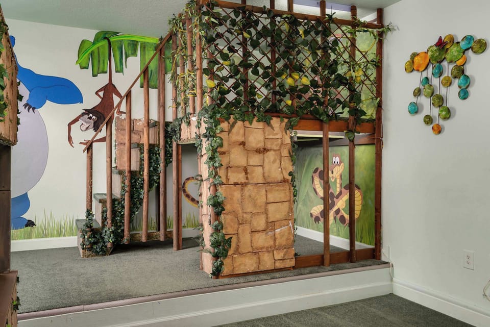 Charming themed bedroom w/ playful decor & a fun imaginative atmosphere