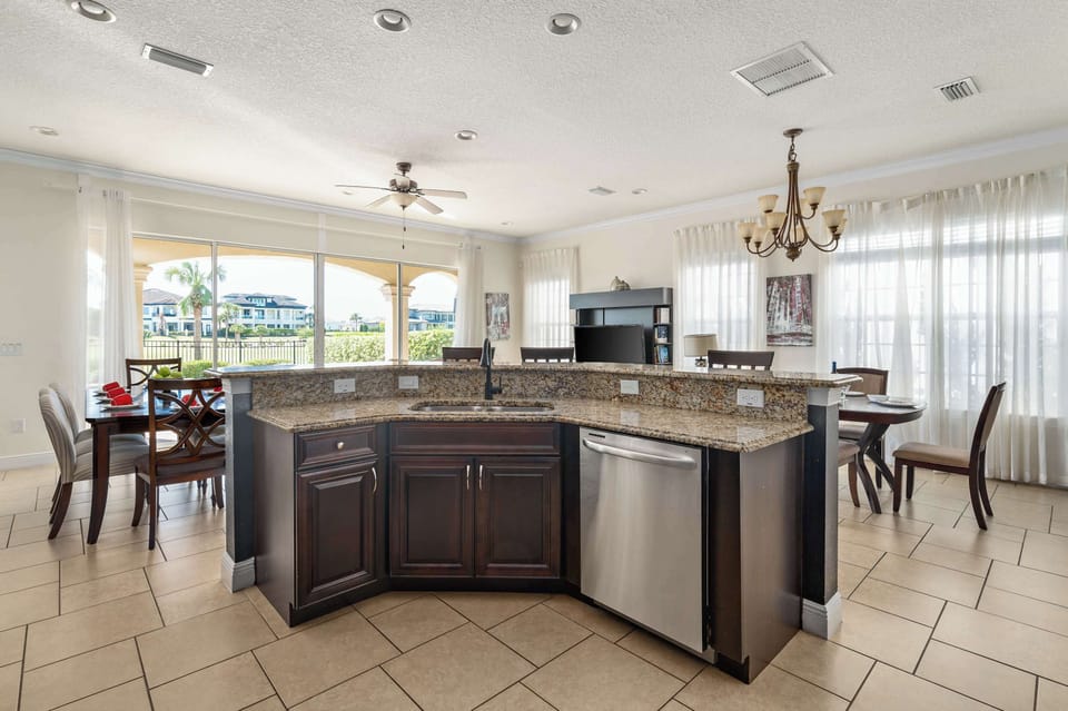 Kitchen w/ island seating & open layout connecting to dining space