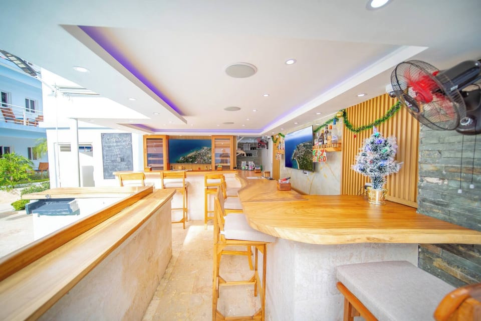 Apartment, 1 Bedroom, Accessible, Patio | Bar (on property)