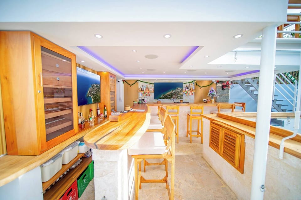 Apartment, 1 Bedroom | Bar (on property)